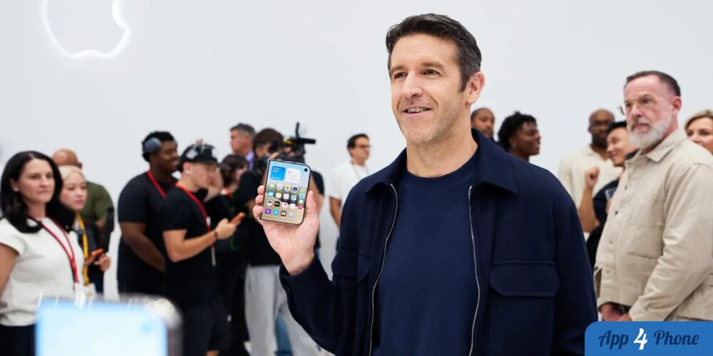 Un homme tient un iPhone allumé devant des journalistes