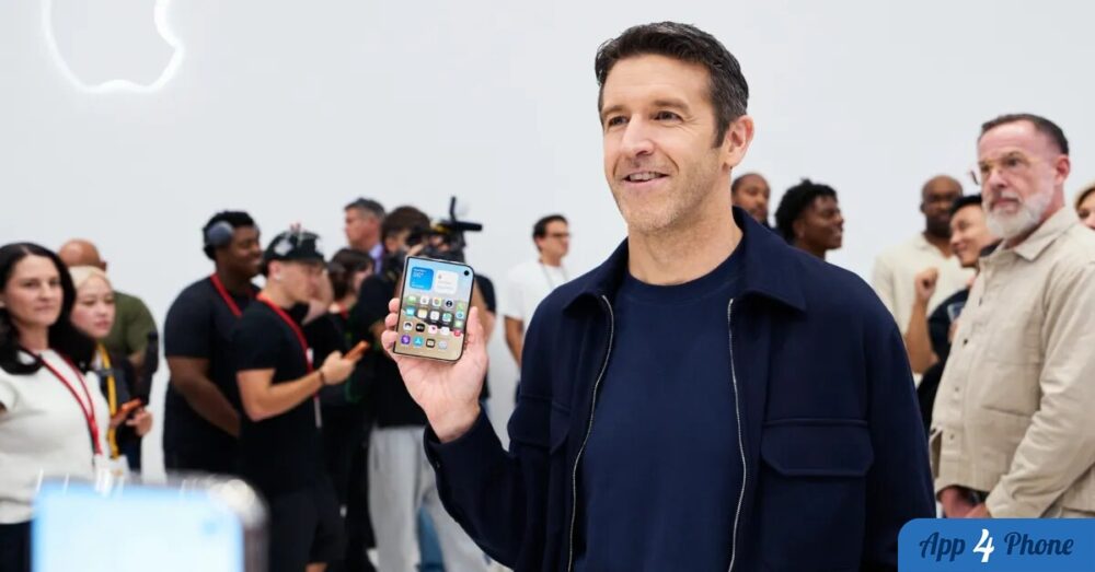 Un homme présente un iPhone dans un espace Apple