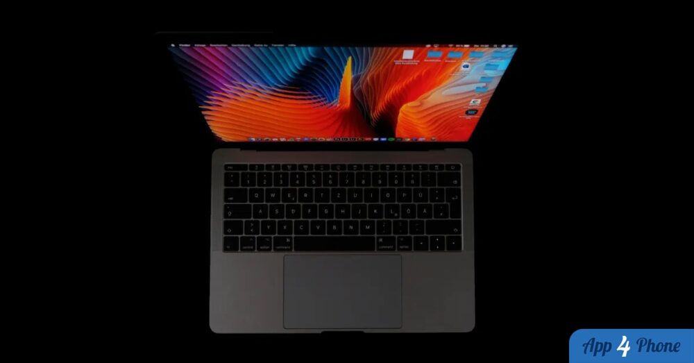 MacBook Pro ouvert, vu de dessus sur fond noir