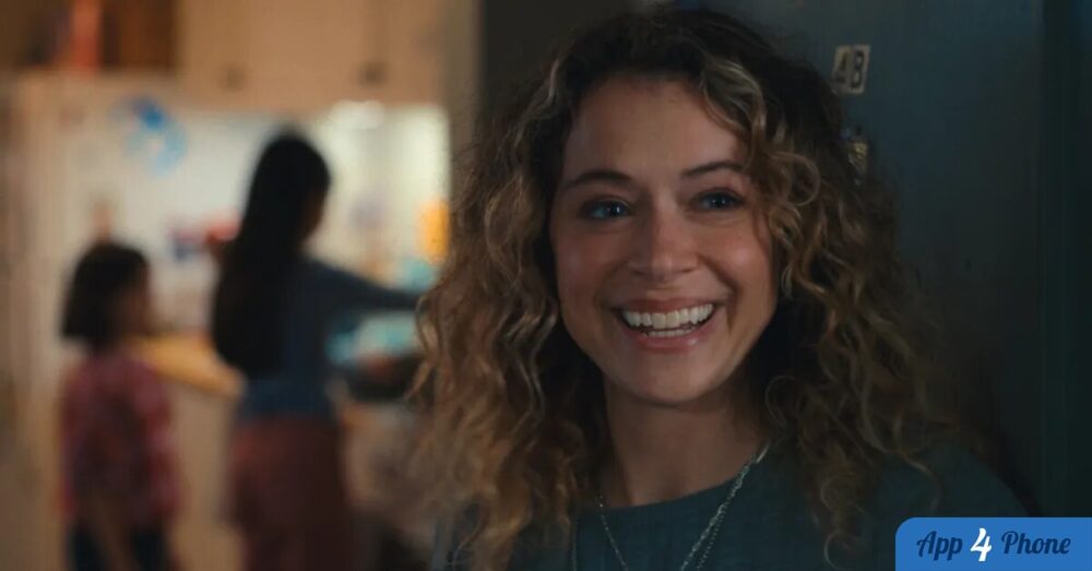 Personnage féminin souriant dans un intérieur, scène de la série