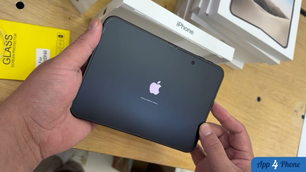 iPhone Duo tenu en main pendant son premier démarrage