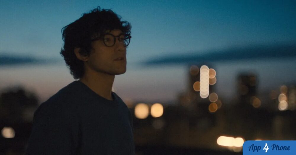 Homme à lunettes observant la ville au crépuscule