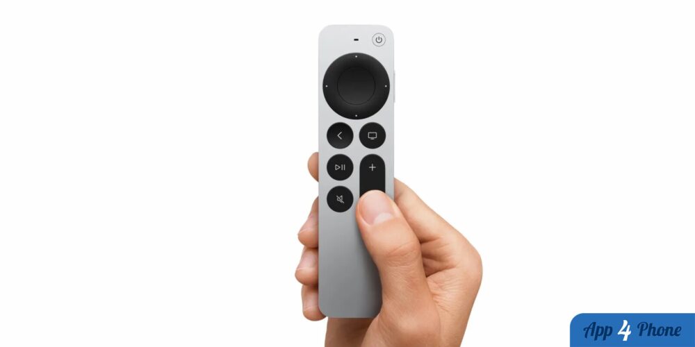 Télécommande Siri Remote Apple tenue verticalement par une main