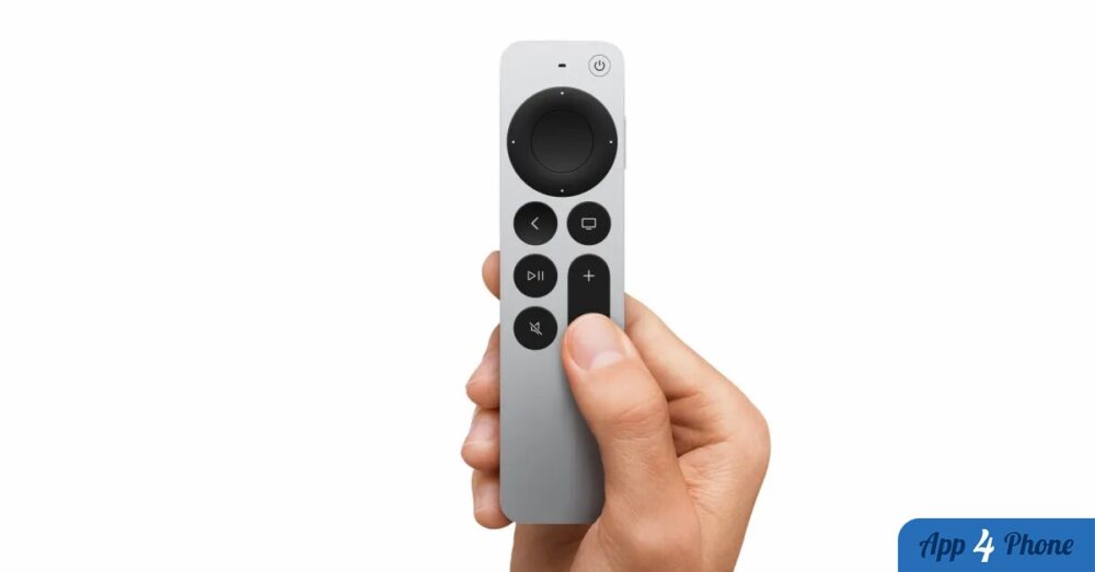Nouvelle télécommande Siri Remote tenue par une main