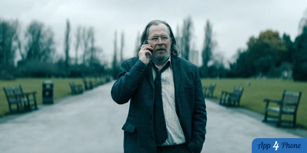 Personnage de Slow Horses marchant au téléphone dans un parc