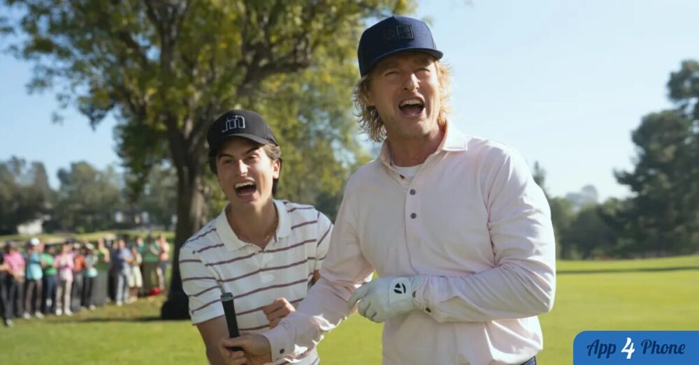 Deux hommes rient sur un parcours de golf, l’un tenant un club